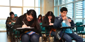 Aspirantes universitarios estudiando en aula del preuniversitario AVA para preparación de exámenes