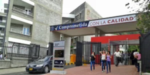 Acceso principal a la Universidad del Cauca donde aspiran ingresar alumnos del preuniversitario