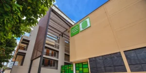 Fachada moderna de la UIS para estudiantes que buscan ingresar con preuniversitario