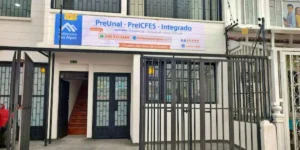 Entrada del preuniversitario Los Alpes con programas PreUnal y PreICFES