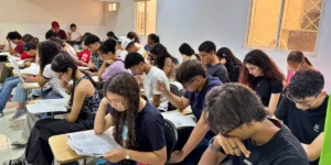 Estudiantes en aula del preuniversitario Luis Muñoz concentrados en preparación académica